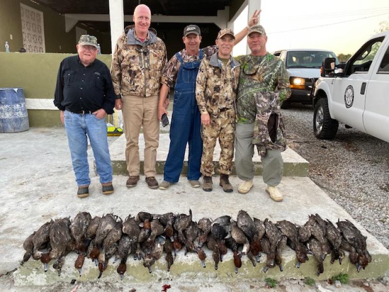 Wings hunting group bird trophy LaFinca Mexico
